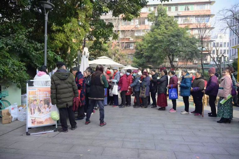 瑞式养老上门助浴老人排队报名