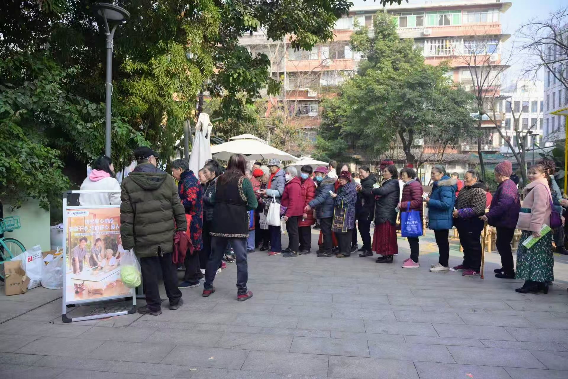 瑞式养老上门助浴老人排队报名